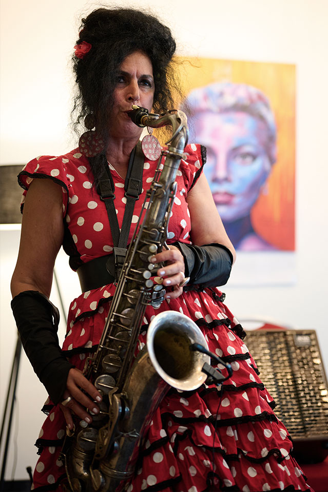 Musician with a saxophone in an urban setting – a lively glimpse of Dortmund’s creative cultural scene.