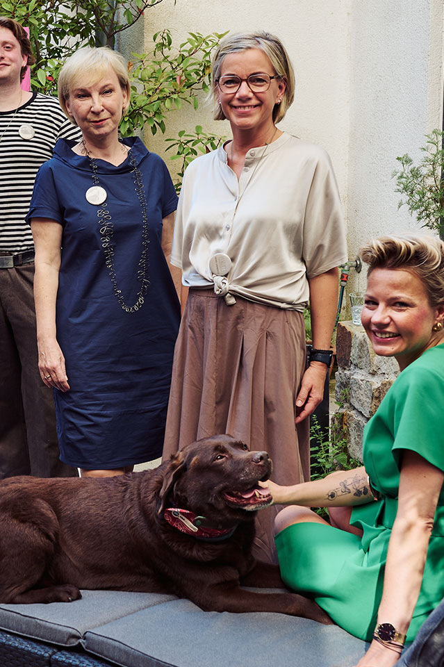 Relaxed garden scene with hotel guests and a dog – welcome to dog-friendly Hotel Esplanade.