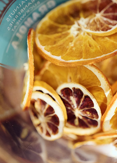 Dried citrus slices as a decorative detail for drinks and cocktails.