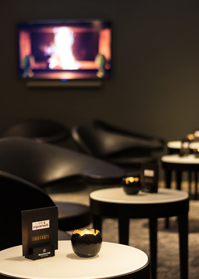 Cosy Ruhrpott Lounge with armchairs, a fireplace screen, and a relaxed atmosphere.